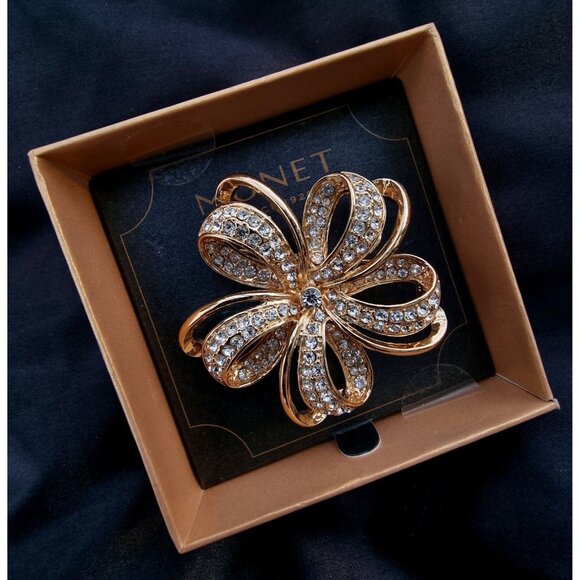 Monet Rhinestone Gold Tone Brooch Bow Flower In New Box - Picture 3 of 5